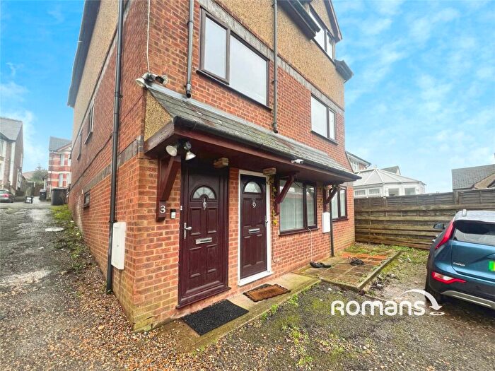 1 Bedroom Flat To Rent In Kitchener Road, High Wycombe, Buckinghamshire, HP11