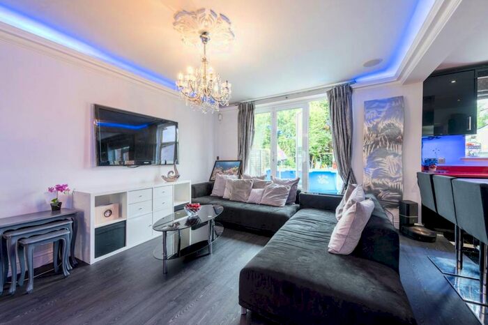 3 Bedroom Detached House To Rent In Malden Way, New Malden, KT3