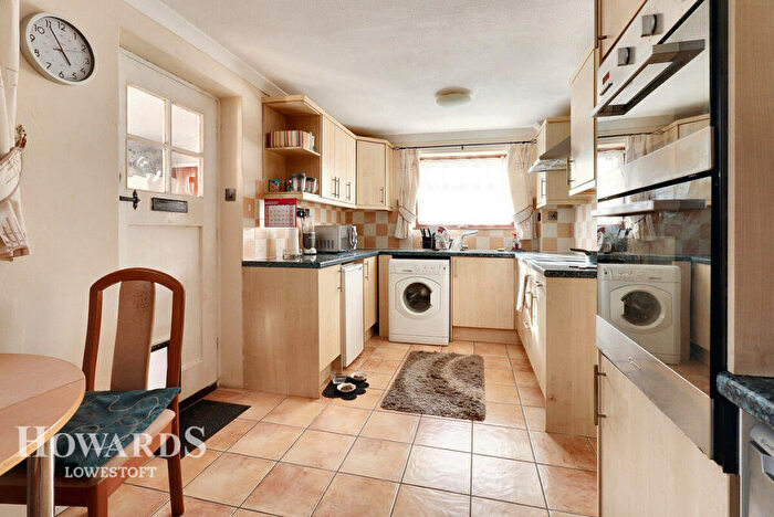 3 Bedroom Semi-Detached House For Sale In Winston Close, Kessingland, NR33
