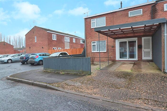 3 Bedroom End Of Terrace House To Rent In Hamble Drive, Aylesbury, HP21