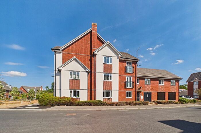 2 Bedroom Flat For Sale In Fullbrook Avenue, Spencers Wood, Reading, Berkshire, RG7