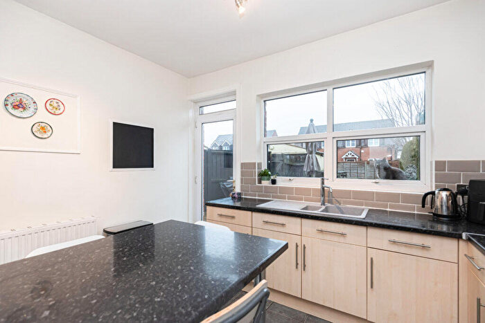 2 Bedroom Flat For Sale In Ensbury Avenue, Bournemouth, Dorset, BH10