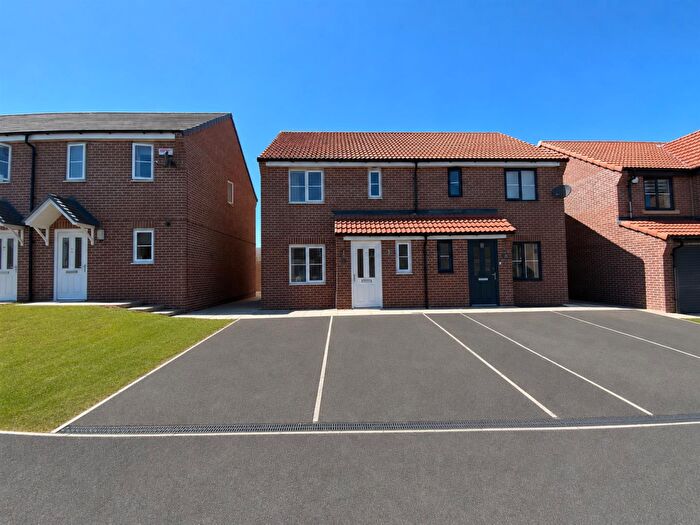 3 Bedroom Semi-Detached House For Sale In Parklands Avenue, Humberston, DN36