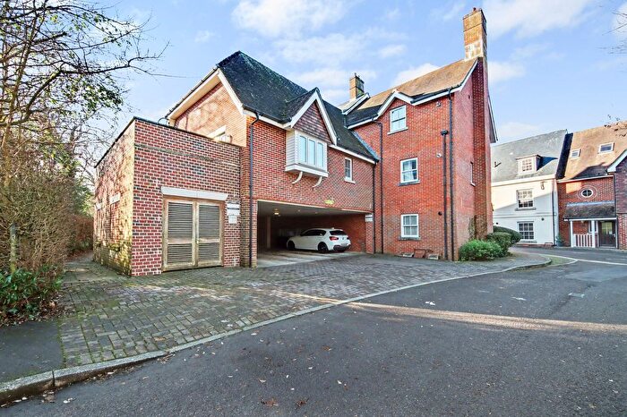 2 Bedroom Flat For Sale In Elim Close, Bishops Waltham, SO32