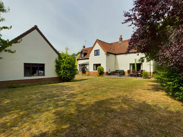 4 Bedroom Detached House For Sale In The Common, Stuston, IP21