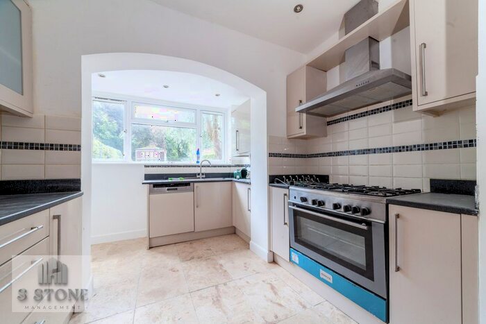 4 Bedroom Detached House To Rent In Foresters Drive, Wallington, SM6