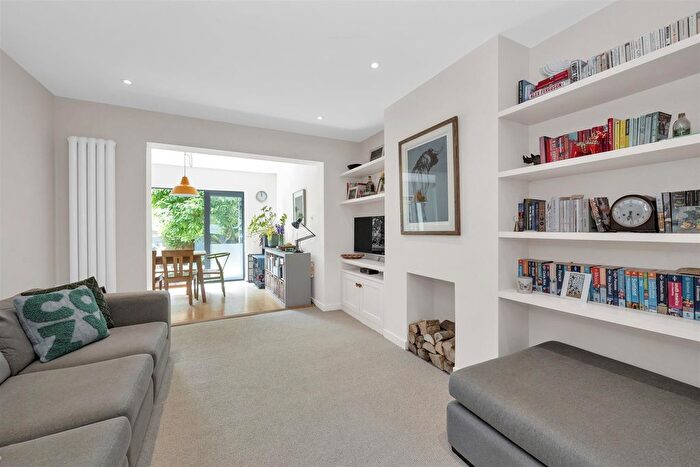 4 Bedroom Semi-Detached House For Sale In Barnfield Road, Harpenden, AL5