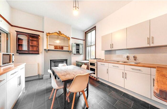 3 Bedroom Flat To Rent In Dynevor Rd, London, TW10