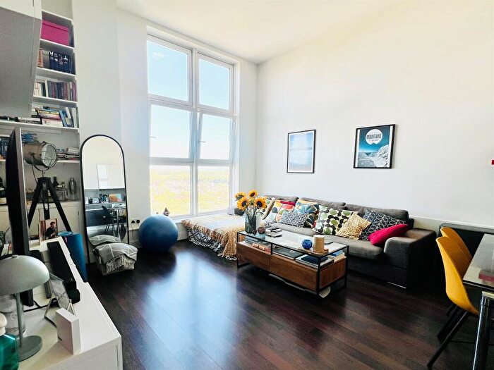 2 Bedroom Flat For Sale In Skyline Plaza, Alencon Link, Basingstoke, RG21