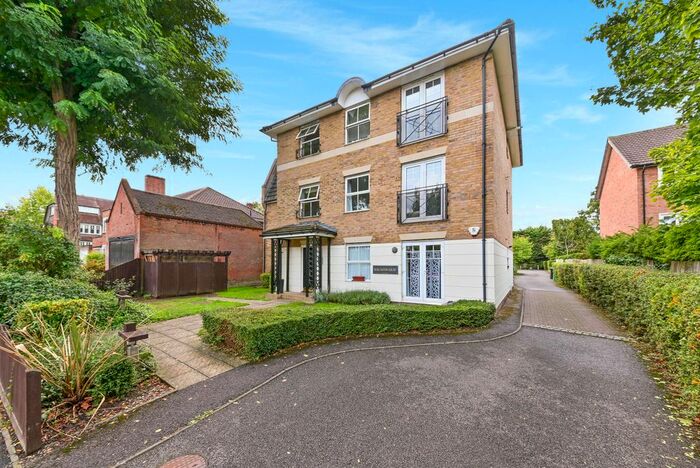 2 Bedroom Flat To Rent In Lovelace Gardens, Surbiton, KT6