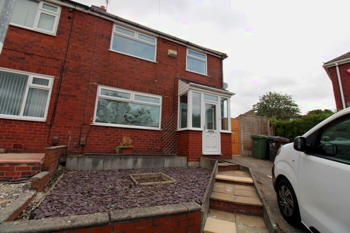 3 Bedroom Semi-Detached House To Rent In Beresford Crescent, Oldham, OL4