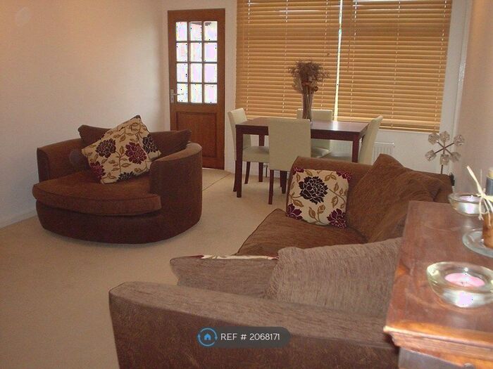 2 Bedroom Flat To Rent In High Moor Court, Leeds, LS17