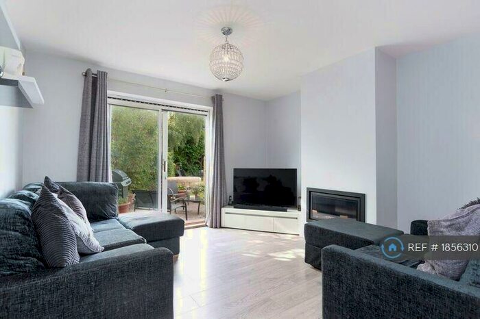 3 Bedroom Semi-Detached House To Rent In Summerfield Close, London Colney, AL2