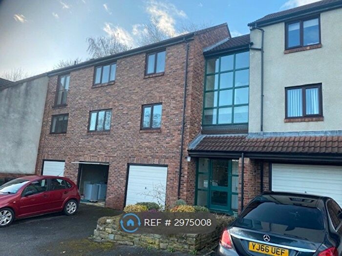 2 Bedroom Flat To Rent In Baildon, Bradford, BD17