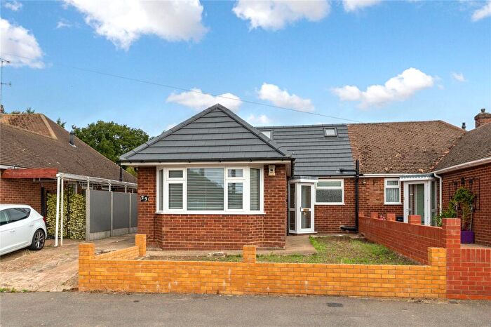 4 Bedroom Bungalow For Sale In Sowerby Avenue, Luton, Bedfordshire, LU2