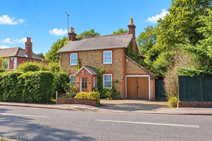 3 Bedroom Detached House To Rent In Knaphill, Surrey, GU21