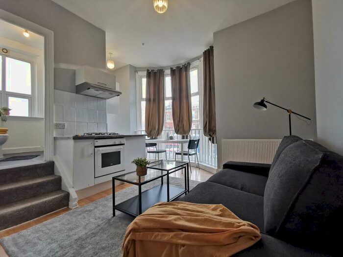 1 Bedroom Apartment To Rent In Amazing Bed Flat, Edward Close, Cricklewood, NW2