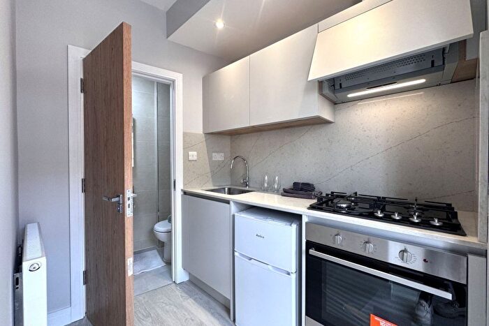 Studio To Rent In High Road, Willesden Green, NW10