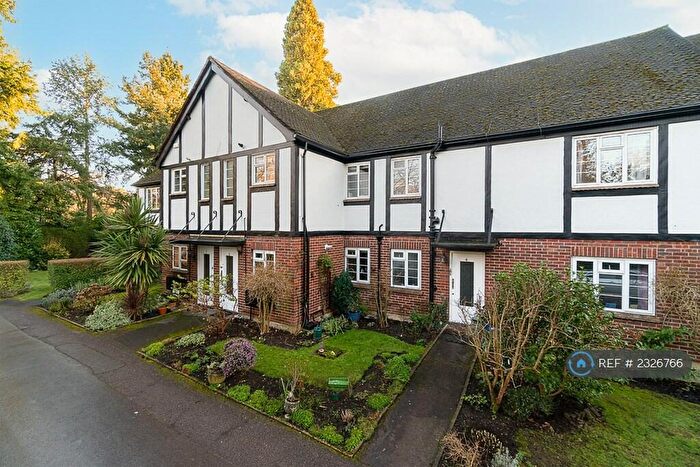 3 Bedroom Flat To Rent In Tudor House, Weybridge, KT13