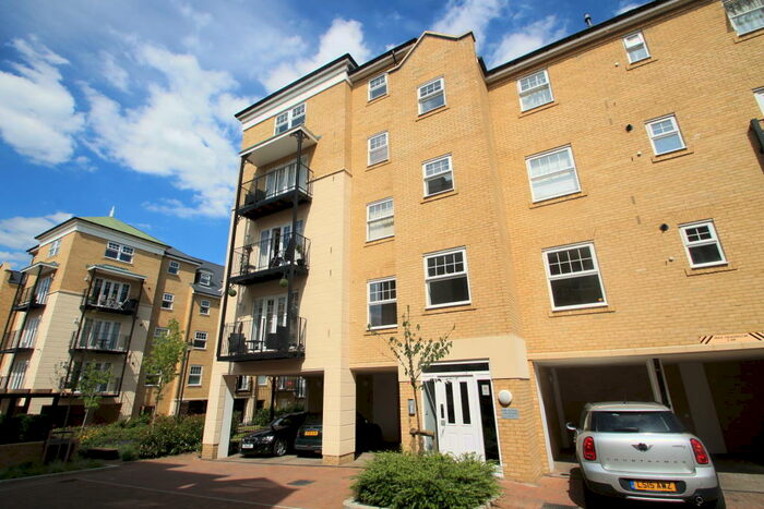 1 Bedroom Flat To Rent In Barbican Court, Renwick Drive, Bromley, BR2