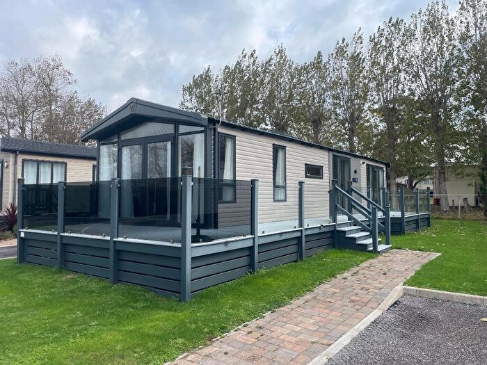 2 Bedroom Lodge For Sale In Lakewood Lodge, Warners Lane, PO20