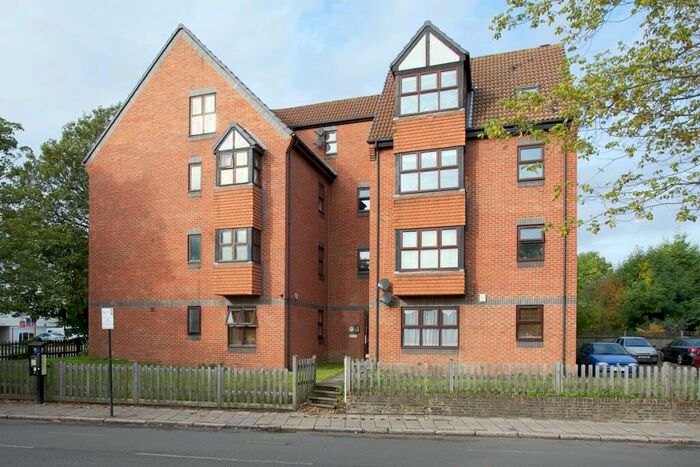 2 Bedroom Apartment To Rent In Cavendish Road London, SW12