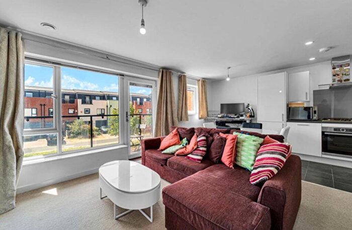 2 Bedroom Flat To Rent In Finefield Walk, Slough, SL1