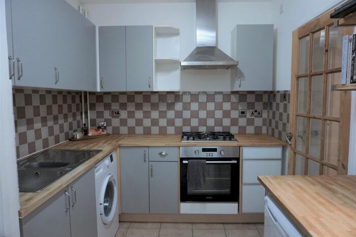 2 Bedroom Flat To Rent In Windley Close, London, SE23