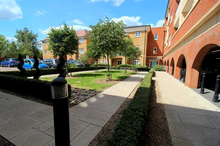3 Bedroom Flat To Rent In Hurley Court, High Road, London N12