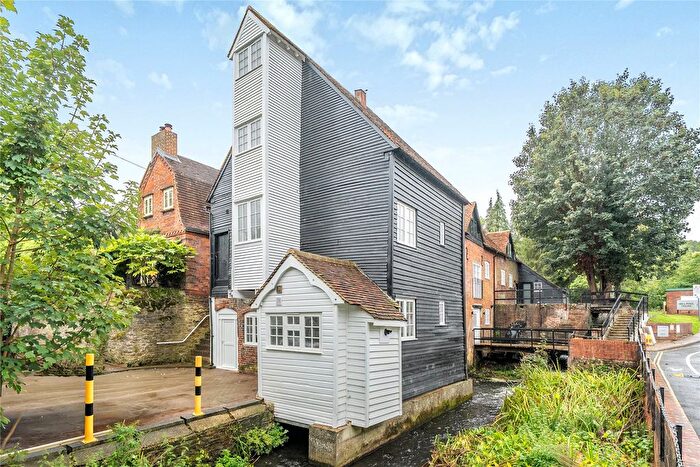 1 Bedroom Flat For Sale In Godalming, Surrey, GU7