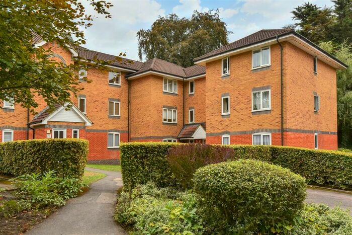 1 Bedroom Apartment To Rent In Masefield Gardens, Crowthorne, RG45