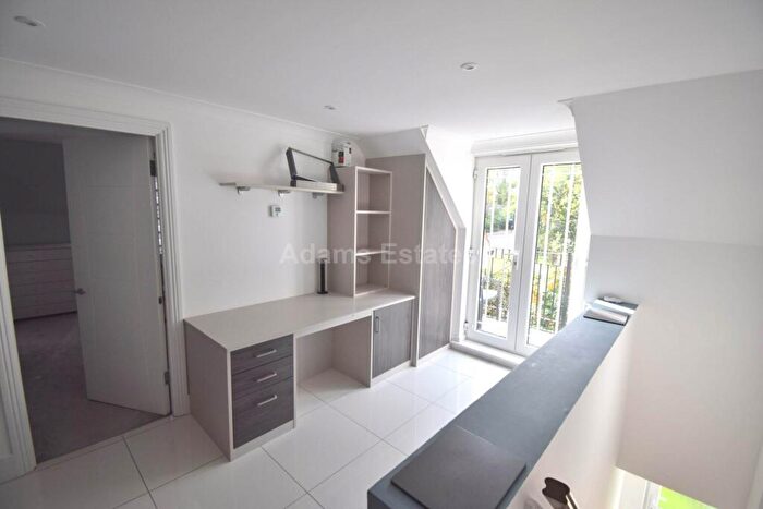 2 Bedroom Apartment To Rent In Pocket Place, Earley, RG6
