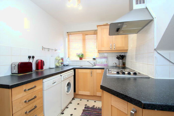 2 Bedroom Maisonette To Rent In Green Acres, Croydon, CR0