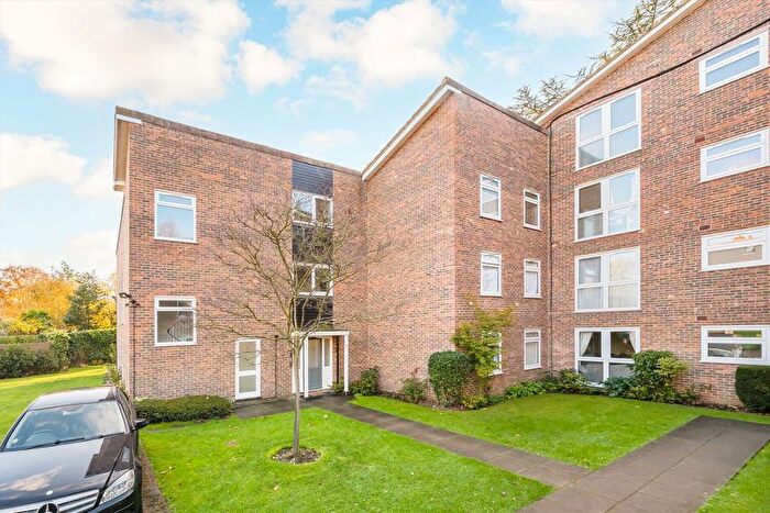 2 Bedroom Flat For Sale In Cromwell Road, Teddington, TW11