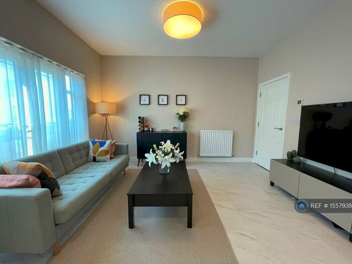 2 Bedroom Flat To Rent In Bricklayer Lane, Faygate, Horsham, RH12