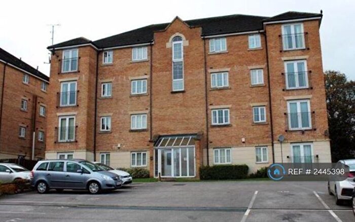 2 Bedroom Flat To Rent In Sandhill Close, Bradford, BD8