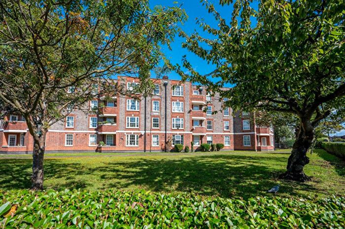 2 Bedroom Flat To Rent In Grand Drive, Raynes Park, London, SW20