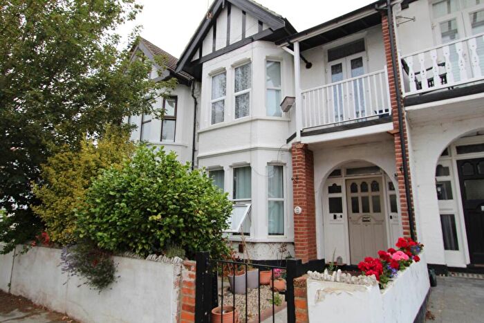 2 Bedroom Flat To Rent In Plas Newydd, Southend On Sea, SS1