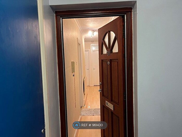 3 Bedroom Flat To Rent In Blaney Crescent, London, E6