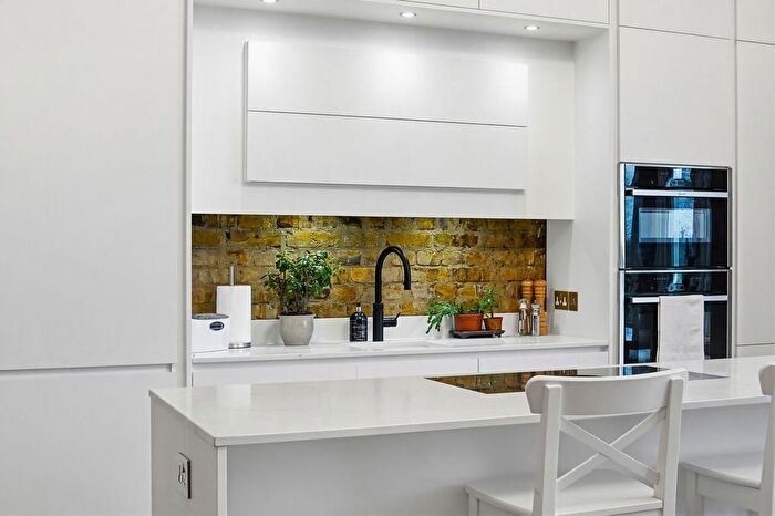 3 Bedroom Flat To Rent In Kingswood Road, Bromley, BR2