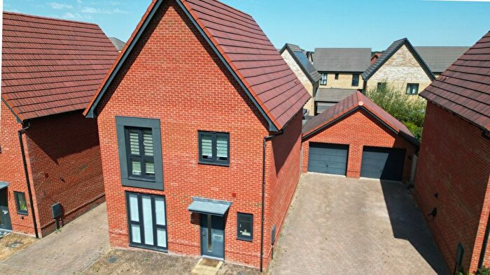3 Bedroom Detached House For Sale In Stirling Close, Crowthorne, Berkshire, RG45