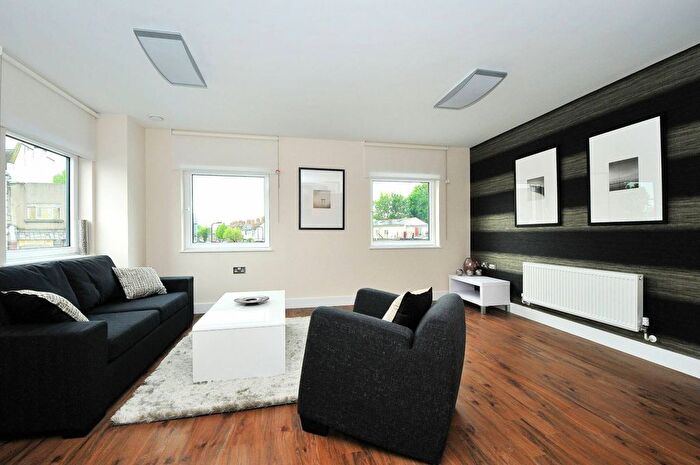 2 Bedroom Flat To Rent In The Green, Southall, UB2