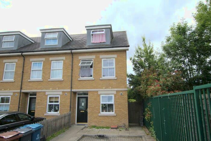 4 Bedroom End Of Terrace House To Rent In Clay Lane, Kenton, HA3