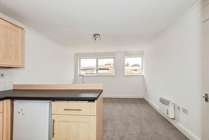 1 Bedroom Flat For Sale In High Street, Leatherhead, Surrey, KT22