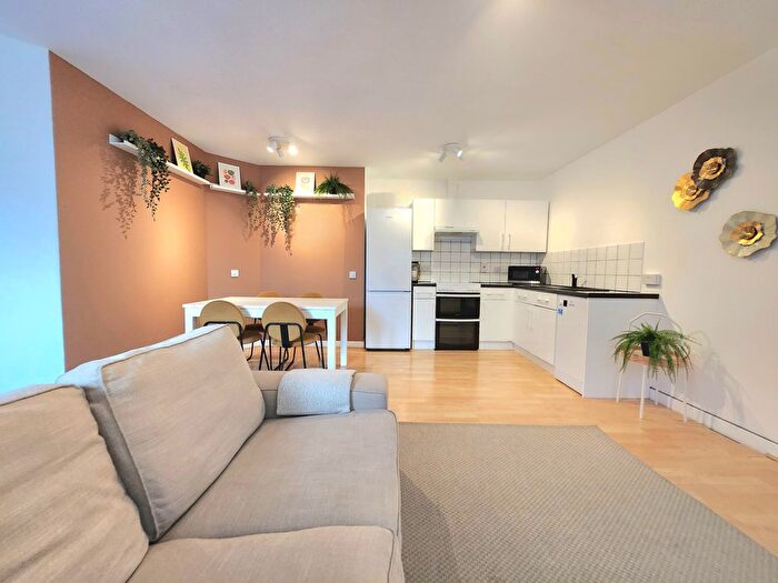 2 Bedroom Flat To Rent In Plumstead Road, London, SE18