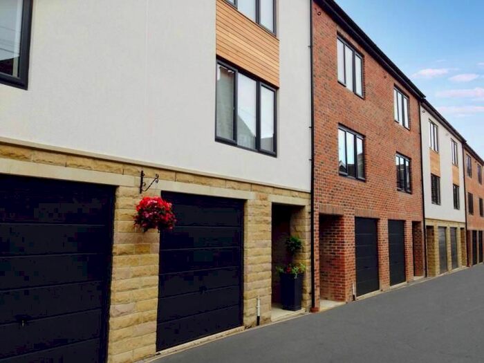 4 Bedroom Town House To Rent In Back Dragon Parade, Harrogate, HG1