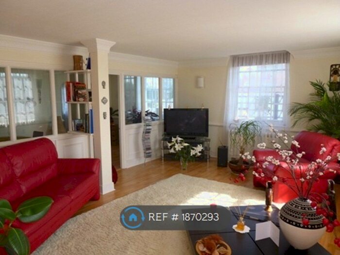 2 Bedroom Flat To Rent In Crescent Court, Bedford, MK40