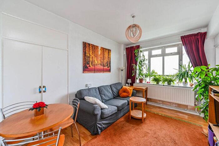 1 Bedroom Flat For Sale In Dagnall Street, Battersea, London, SW11