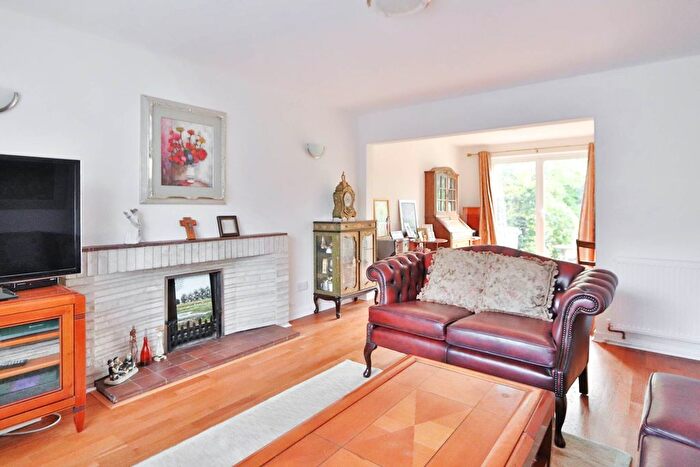3 Bedroom Detached House To Rent In Garside Close, Hampton, TW12