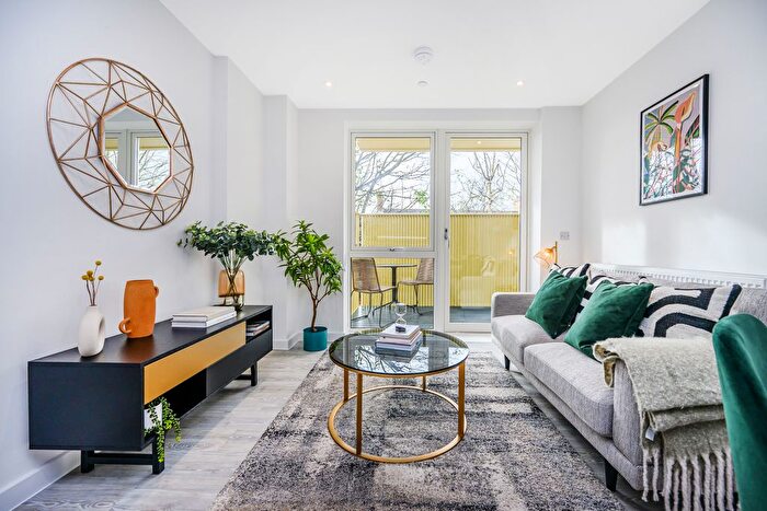 1 Bedroom Flat For Sale In London Road, Brentford, TW8